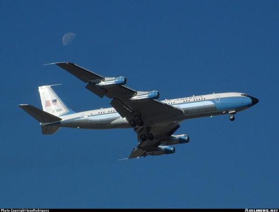 在波音747之前，美國總統(tǒng)專機(jī)是波音707，圖為里根的波音707-353B型“空軍一號”專機(jī)