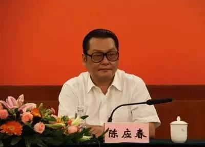 ｜點評｜ 有媒體梳理出，去年10月在家墜亡的國信證券原總裁陳鴻橋，其任職經(jīng)歷與陳應(yīng)春多有交集。2011年，因受賄罪獲刑7年的深圳市金融辦原主任李林，其任職期間的直接上司正是陳應(yīng)春。但目前并無消息顯示，這些事件存在直接關(guān)聯(lián)。