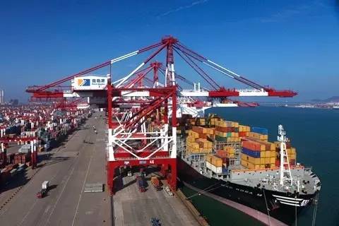 ｜點評｜ 所謂分銷中心或虛擬礦山，就是先把大量鐵礦石成批運至中國港口堆存再進行“零賣”，這樣既可提高供貨效率，也有利于與其他競爭對手競爭。國內(nèi)鋼鐵協(xié)會則擔(dān)心，此舉將影響市場價格，不利于其進行價格談判。所以，這一計劃雖然很早就被提出來，但一直沒有能夠?qū)崿F(xiàn)。