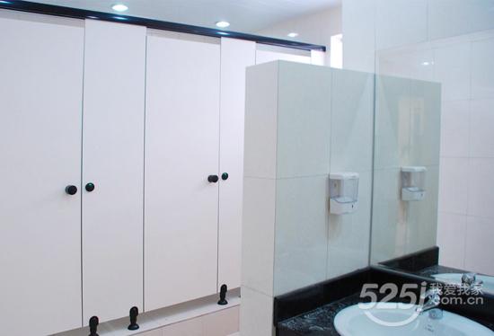 漲姿勢！為什么洗手間隔間下方要留縫隙？