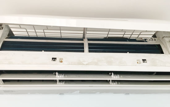 一年未清洗過(guò)的某品牌空調(diào)布滿(mǎn)灰塵